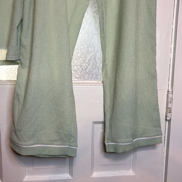 Kikit Women’s green lightweight creped material two piece tank and pant set med - Picture 6 of 8